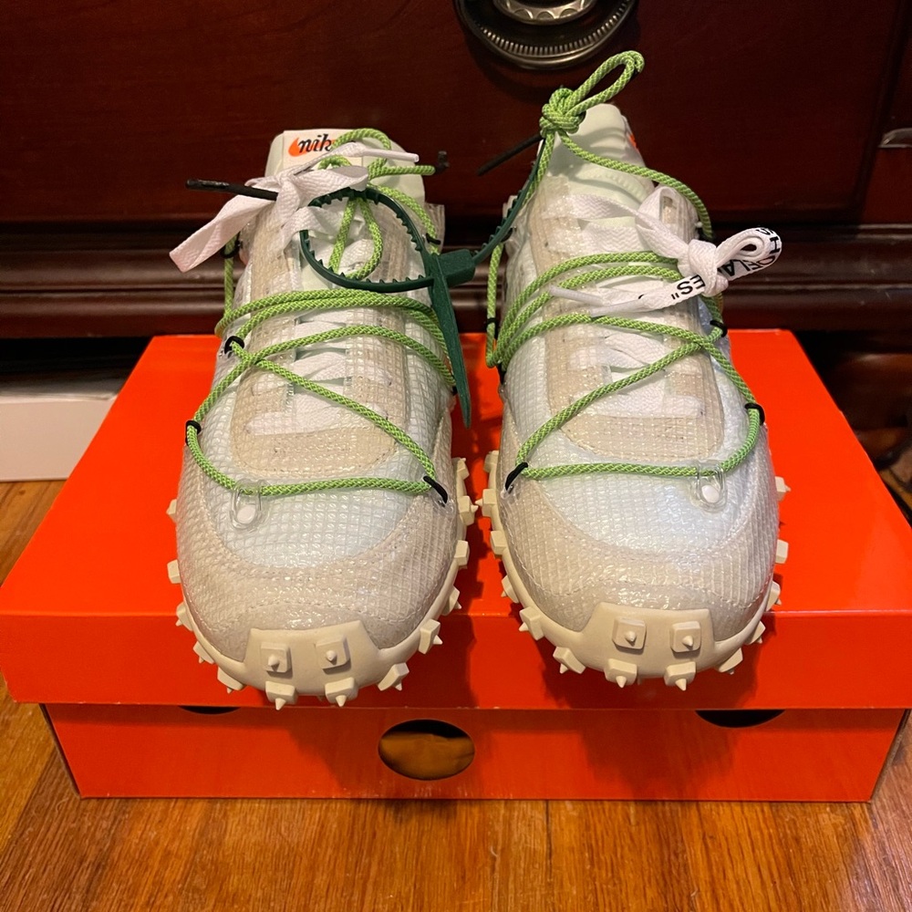 Nike Cream/White Running Sneakers with Neon Green Laces - Picture 2 of 6